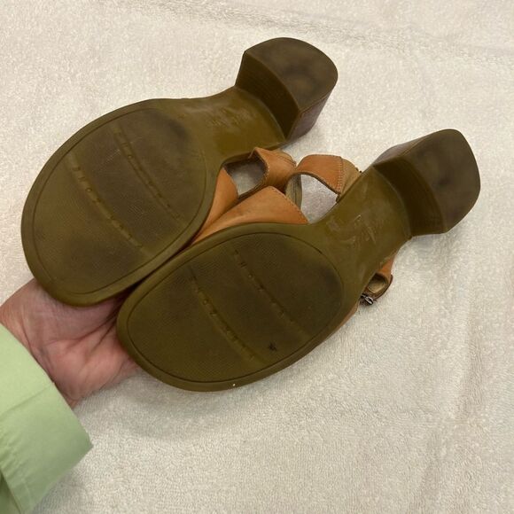 Liz Claiborne Tan Sandals Elegant Design - Picture 4 of 6